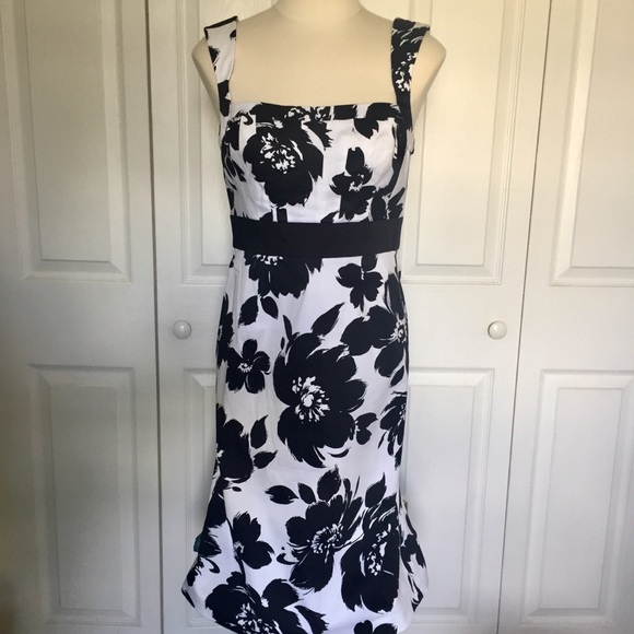 White House Black Market Dresses & Skirts - White House Black Market Floral Sheath Dress